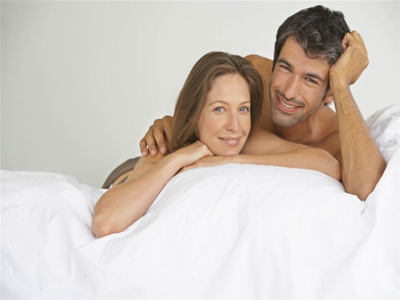 casal-deitado-na-cama-wallpaper-19823